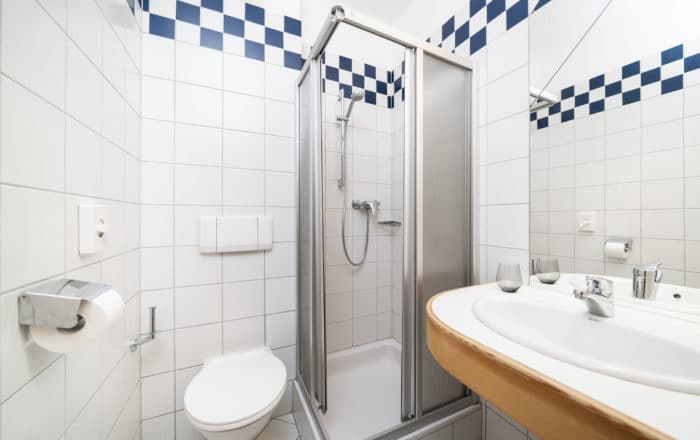 Badezimmer Einzelzimmer und Doppelzimmer und Doppelzimmer Superior und Junior Suite