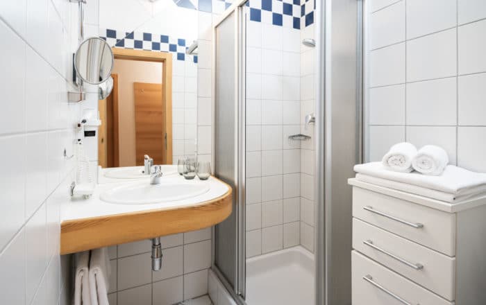 Badezimmer Doppelzimmer und Doppelzimmer Superior und Juniorsuite